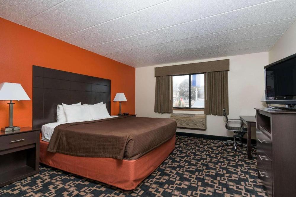 Queen Room interior