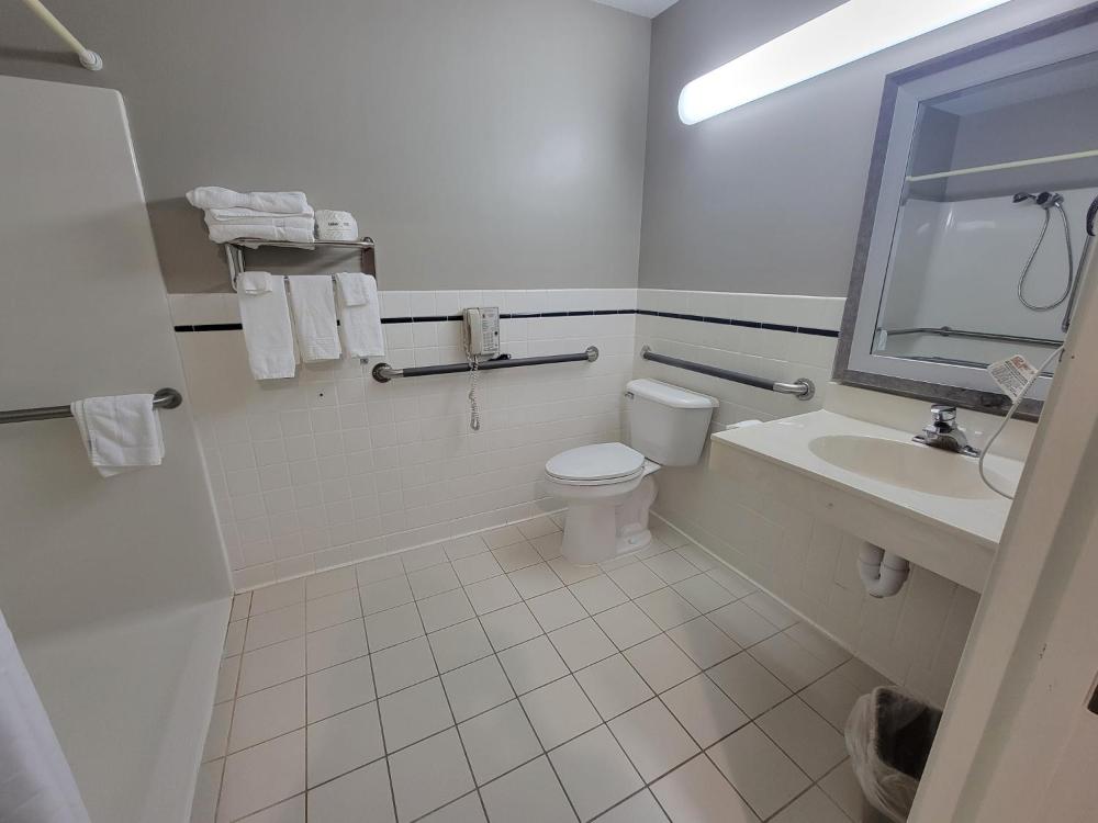 Queen Room - Disability Access interior